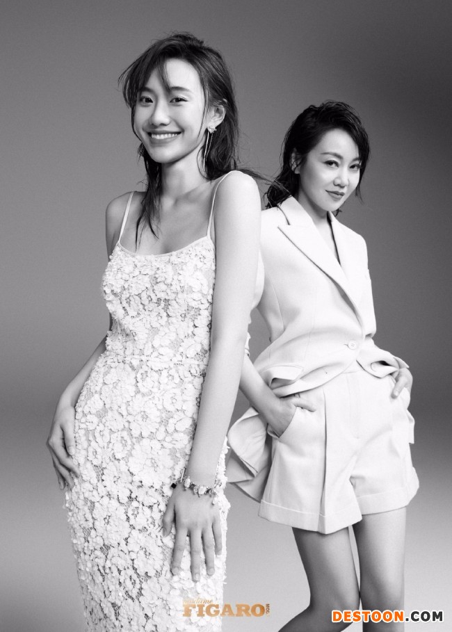 闫妮携女儿登时尚杂志 穿母女装相拥而笑