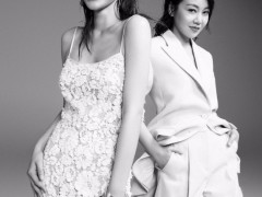 闫妮携女儿登时尚杂志 穿母女装相拥而笑