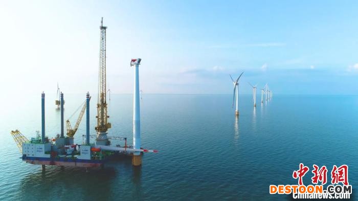 图为徐闻外罗港二期海上风电场安装海上风机 岳瑞轩 摄