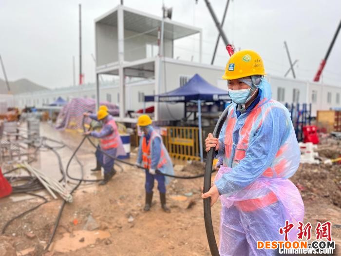 在应急医院和方舱医院建设过程中，中建工人争分夺秒赶进度。 受访者 供图