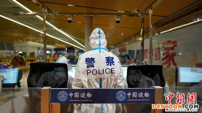 图为民警正查验旅客。 王瑞东 摄