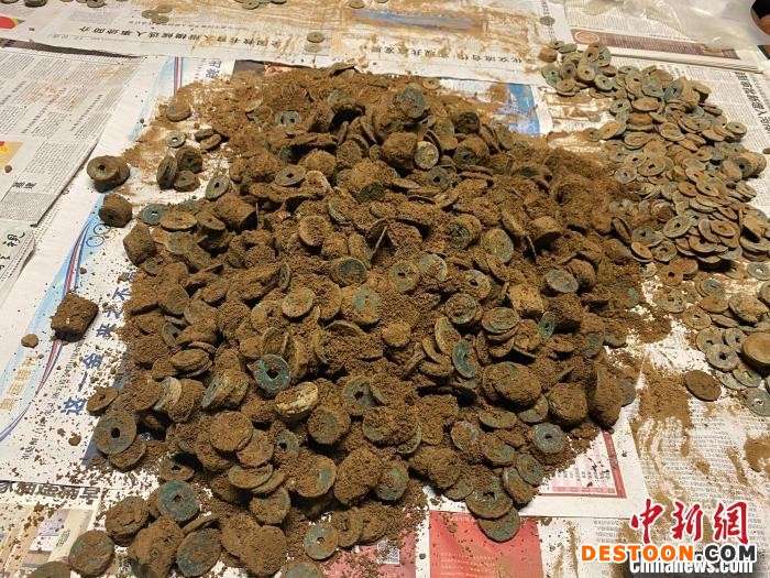 图为出土的古钱币。 葛龙 摄