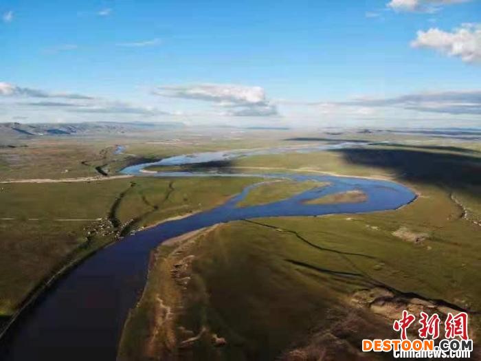 图为夏日的甘肃甘南藏族自治州玛曲县境内的“天下黄河第一湾”。(资料图) 杨艳敏 摄