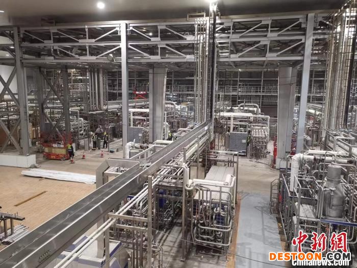 图为伊利正在建设的牛奶预处理杀菌工段。 乌娅娜 摄