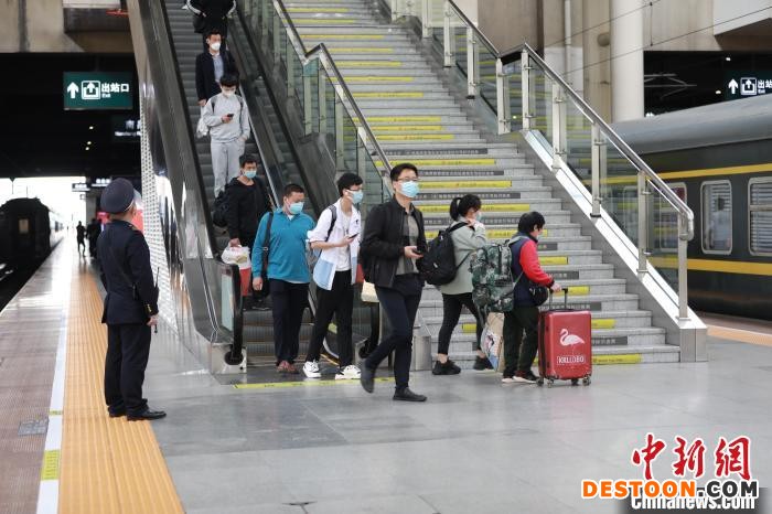 南昌站旅客准备乘车。 张杰 摄