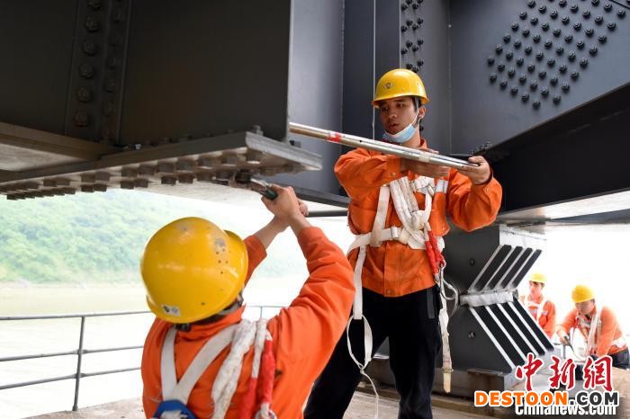 鄱阳湖特大桥共有高强度螺栓14万套之多，桥隧工们如数家珍，发现螺栓松动锈蚀情况，及时进行处置。 黄旸 摄