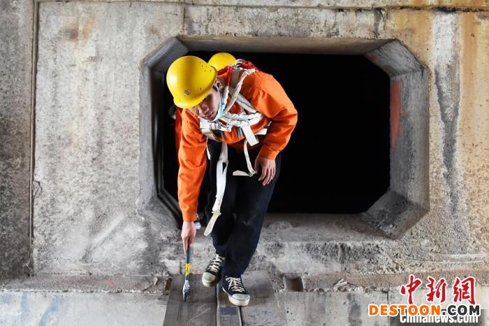 鄱阳湖特大桥铁路桥面采取封闭管理，作业人员要通过300多米的箱梁到达作业墩台。 黄旸 摄