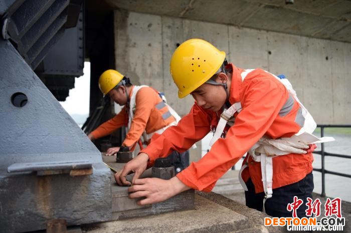 桥隧工们对鄱阳湖特大桥支座纵向位移进行测量观测。 黄旸 摄