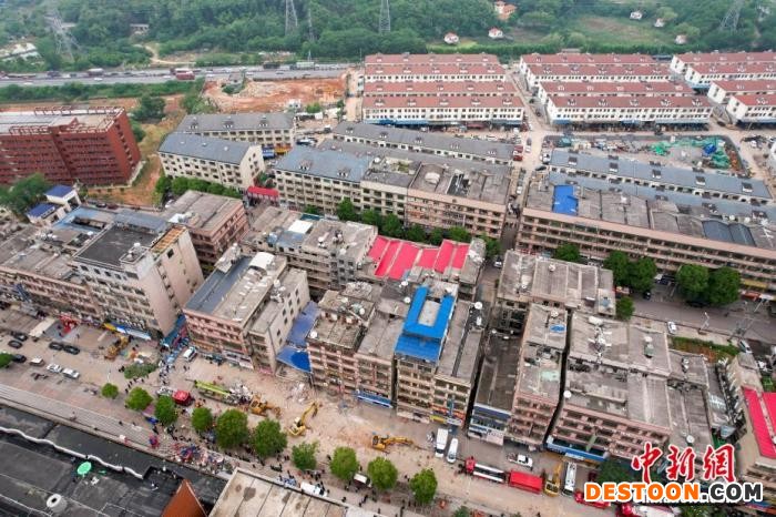 航拍长沙一栋自建房倒塌现场。 杨华峰 摄