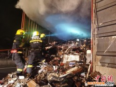 福建龙岩：长深高速满载20吨快递车起火