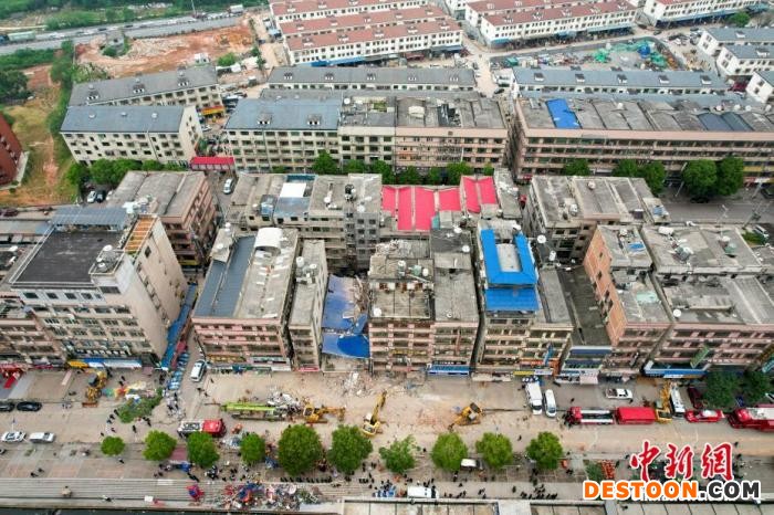 长沙一栋自建房倒塌。 杨华峰 摄