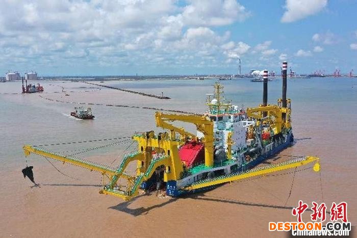 亚洲最大重型自航绞吸船“天鲲号”在港池内疏浚作业。 侯凯邀 摄