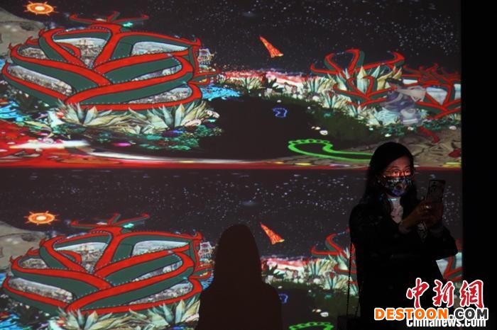 图为观众参观数字艺术展。 蒲文思 摄