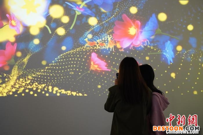 图为观众参观数字艺术展。 蒲文思 摄