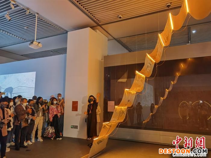 图为观众参观《盘龙连枝灯》作品。 周燕玲 摄