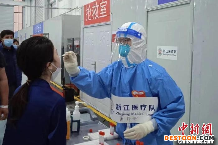 浙江医务人员在方舱工作。 浙江医疗队一队供图
