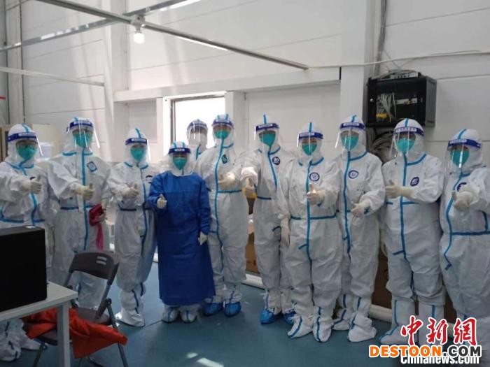 浙江医务人员在方舱。 浙江医疗队一队供图