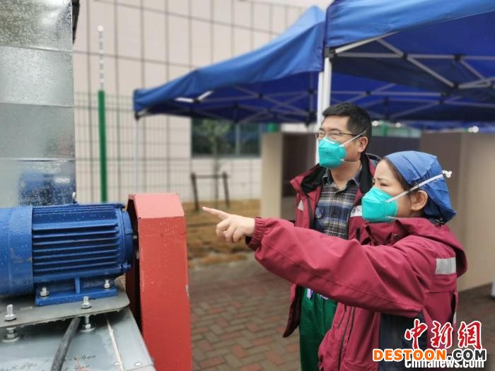 葛明华(左一)在方舱驻地指导院感防控工作。 浙江医疗队一队供图