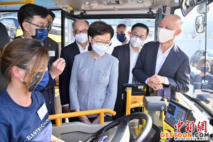 香港首辆电动双层巴士启动林郑月娥：公共交通史重要里程碑
