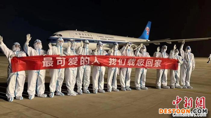 工作人员在停机坪迎接医护人员。 胡泽宇 摄