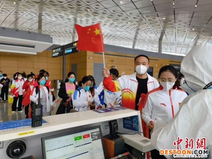 医护人员抵达郑州机场。 胡泽宇 摄