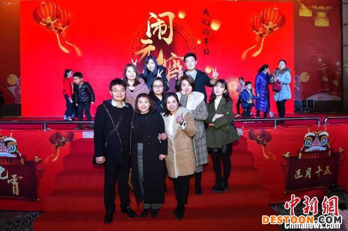 逢传统节日，曾国隆夫妇在街头策划相关活动。(资料图) 受访者供图