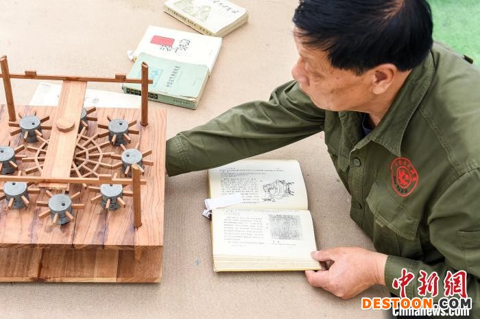 汤家禄正在复原的古科技工具一牛八磨模型。 何蓬磊 摄