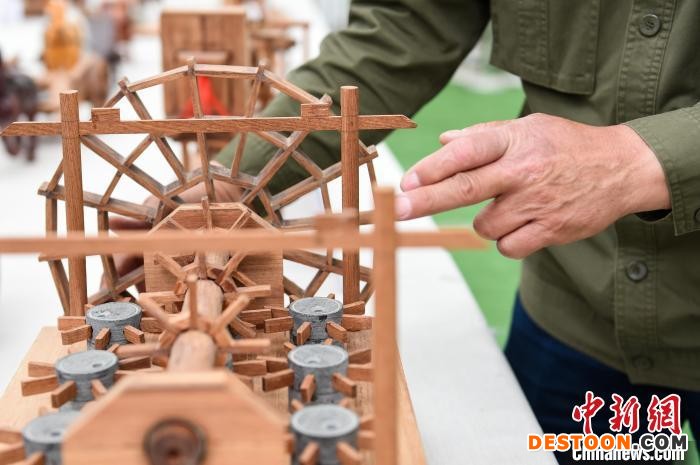 汤家禄复原的水连九磨模型。 何蓬磊 摄