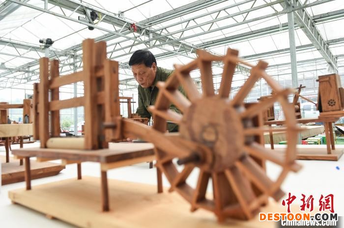 在50多年里，汤家禄复原近30件(含1：1复原)古科技工具。 何蓬磊 摄