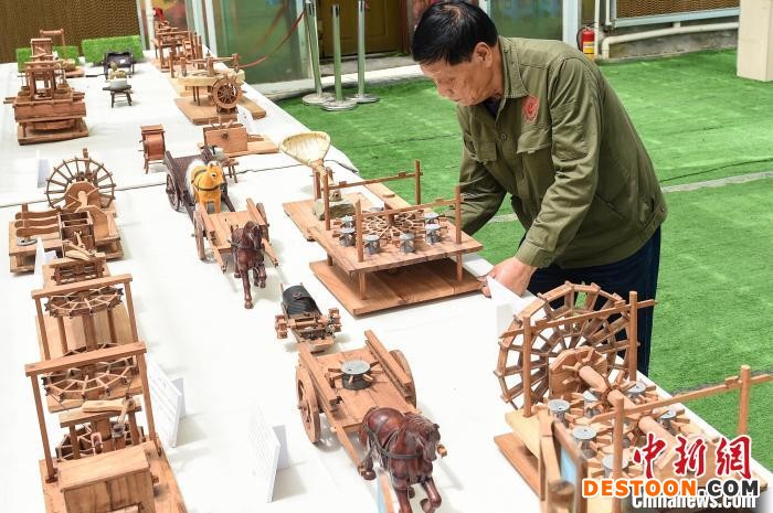 汤家禄老人希望，在展示中国古代伟大发明的同时，将中国五千年的灿烂文化传承下去。 何蓬磊 摄