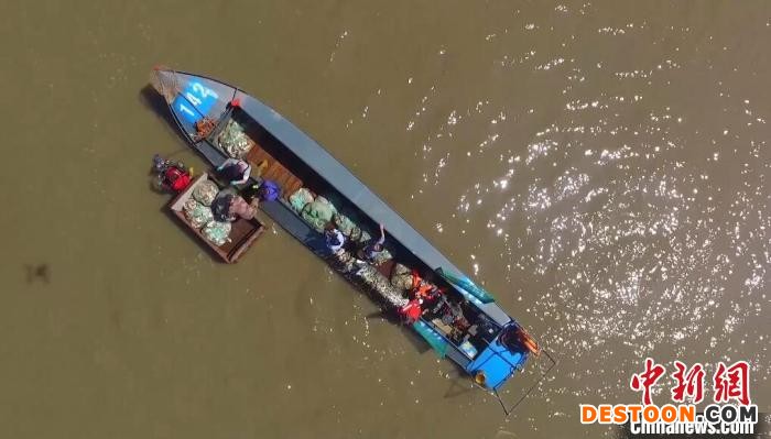 渔船陆续靠岸。 于金鑫 摄