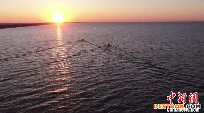 渔船返航。 于金鑫 摄