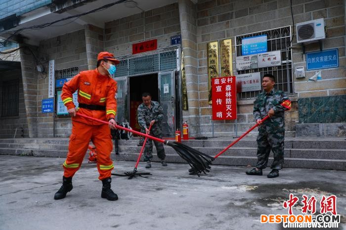 福建省森林林消防总队漳州大队消防员在华安县沙县镇培训当地扑火队员。 李袁辉 摄