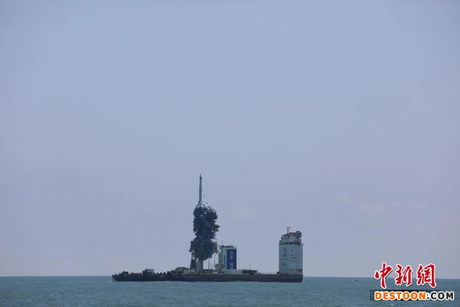 北京时间4月30日11时30分，中国在东海海域使用长征十一号海射遥三火箭发射吉林一号高分03D(04～07)/04A卫星，卫星顺利进入预定轨道，发射任务获得圆满成功。该卫星主要为国土资源普查、城市规划、灾害监测等行业领域提供商业遥感服务。于吉松 摄