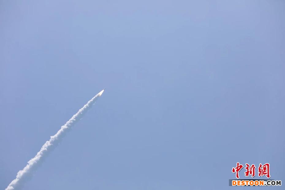  北京时间4月30日11时30分，中国在东海海域使用长征十一号海射遥三火箭发射吉林一号高分03D(04～07)/04A卫星，卫星顺利进入预定轨道，发射任务获得圆满成功。该卫星主要为国土资源普查、城市规划、灾害监测等行业领域提供商业遥感服务。于吉松 摄