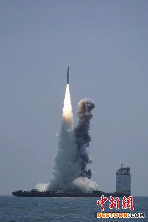  北京时间4月30日11时30分，中国在东海海域使用长征十一号海射遥三火箭发射吉林一号高分03D(04～07)/04A卫星，卫星顺利进入预定轨道，发射任务获得圆满成功。该卫星主要为国土资源普查、城市规划、灾害监测等行业领域提供商业遥感服务。史啸 摄