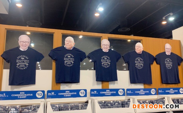 鲜果布衣展台出售的纪念服饰(第一财经马新华摄)