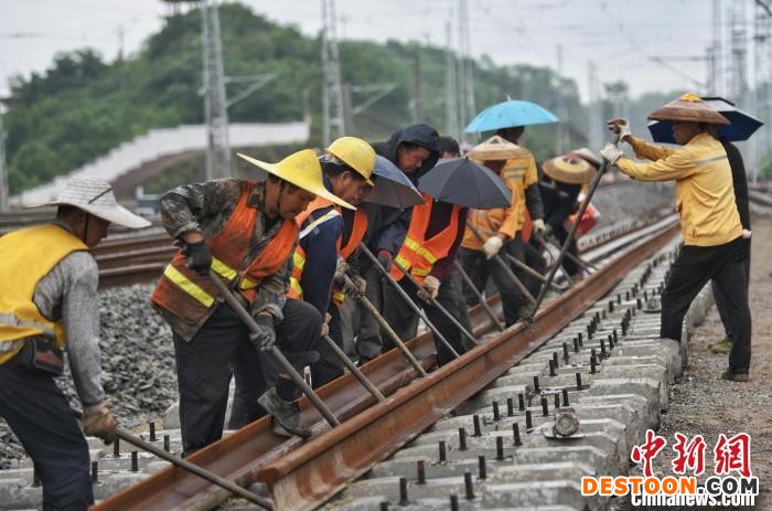 重庆：“五一”假期劳动者坚守工作岗位