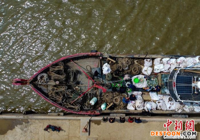 唐山市丰南区黑沿子镇码头，渔船返港休渔。 崔光 摄