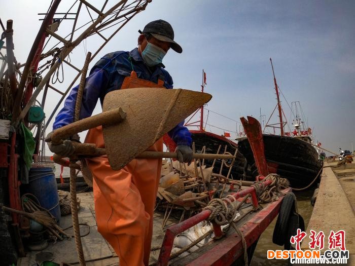 唐山市丰南区黑沿子镇码头渔船返港，渔民收拾网具。 崔光 摄