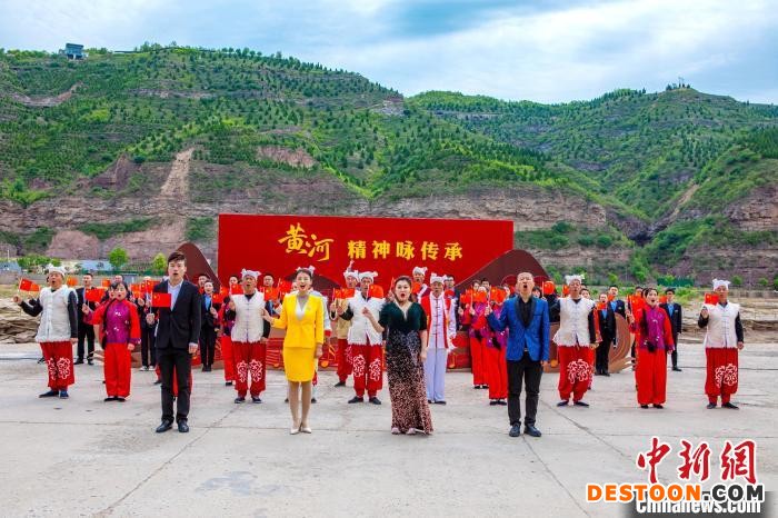 图为演职人员在陕西壶口景区广场唱响《黄河大合唱》。 兰华 摄
