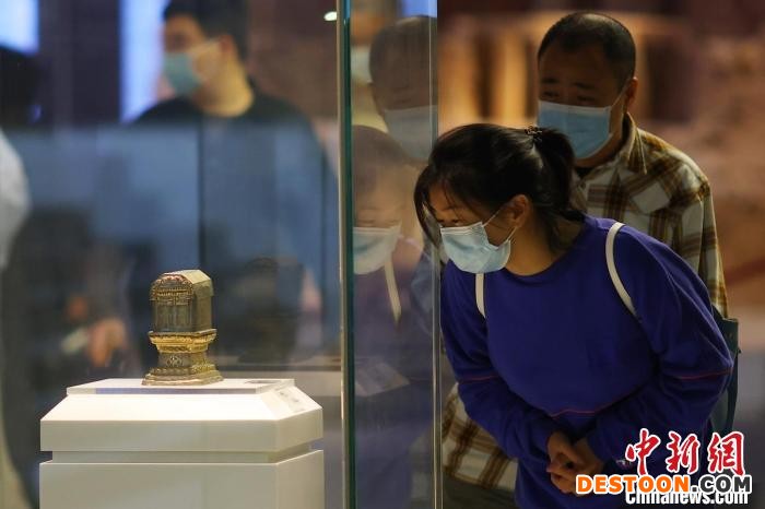 观众被展出的文物吸引。 泱波 摄