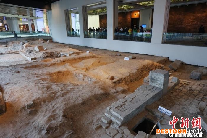 民众在大报恩寺遗址大厅内参观古迹。 泱波 摄