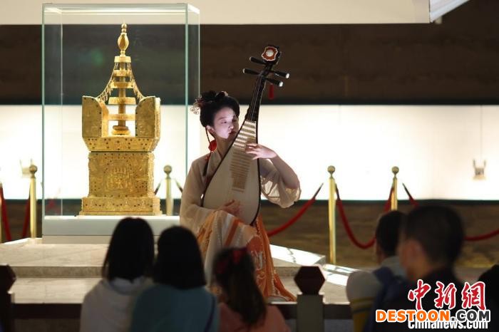 阿育王塔展厅内上演《江南风韵快闪》。 泱波 摄