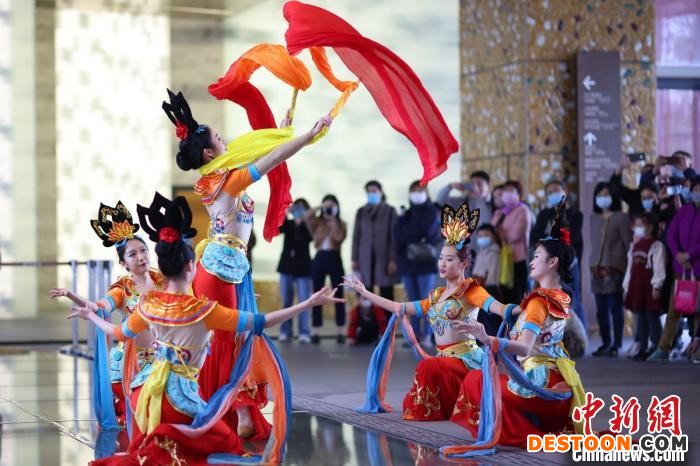 古装舞蹈《遇见江南意韵》吸引观众驻足。 泱波 摄