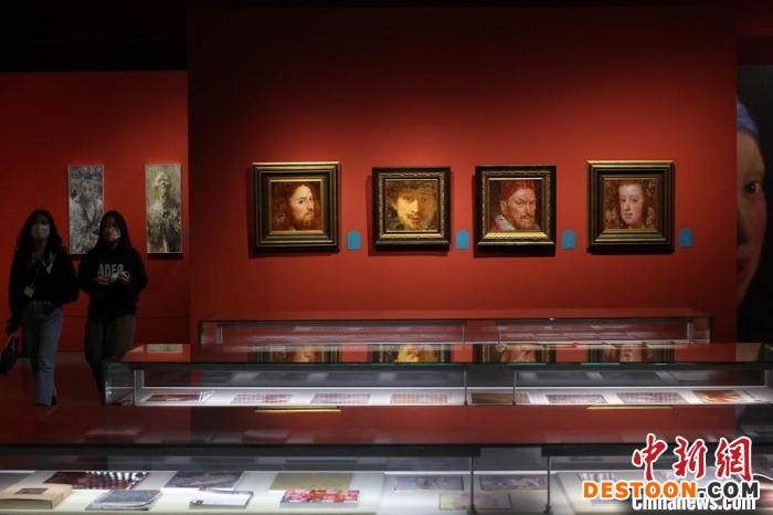 《如歌的邢板——邢健健作品展》在报恩文化艺术馆展出。 泱波 摄