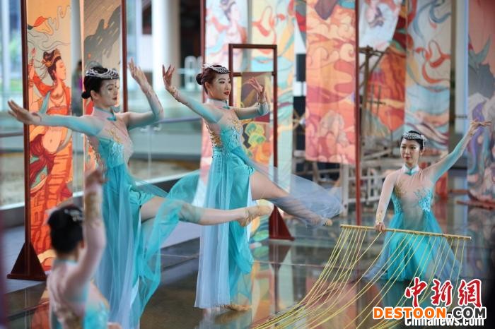 原创舞蹈大秀“江南意韵”以舞蹈的形式诉说千年丝绸背后的故事。 泱波 摄