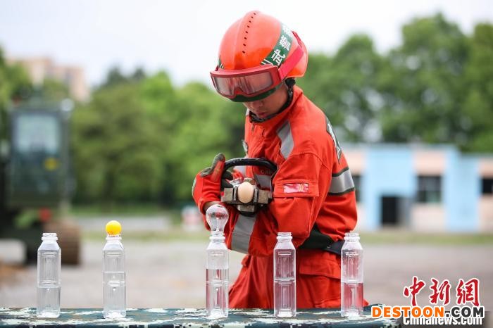 工兵分队在进行“液压钳夹物体”课目比拼。 瞿宏伦 摄