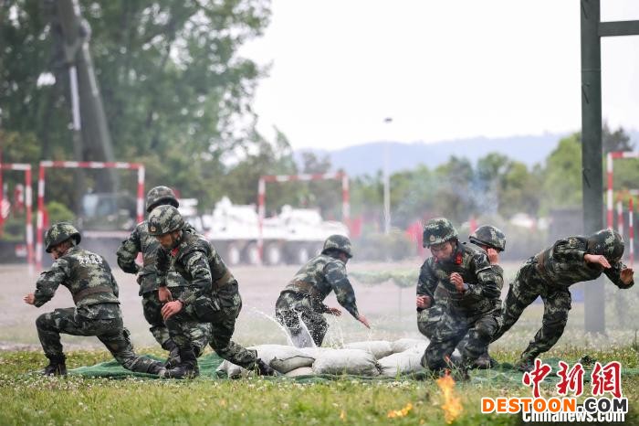 工兵分队在进行“传递炸药”课目比拼。 瞿宏伦 摄