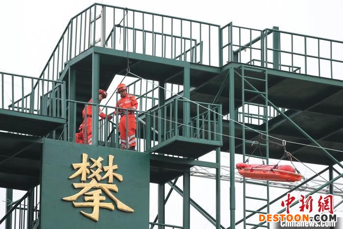 工兵分队在进行“斜向救援”课目比拼。 瞿宏伦 摄